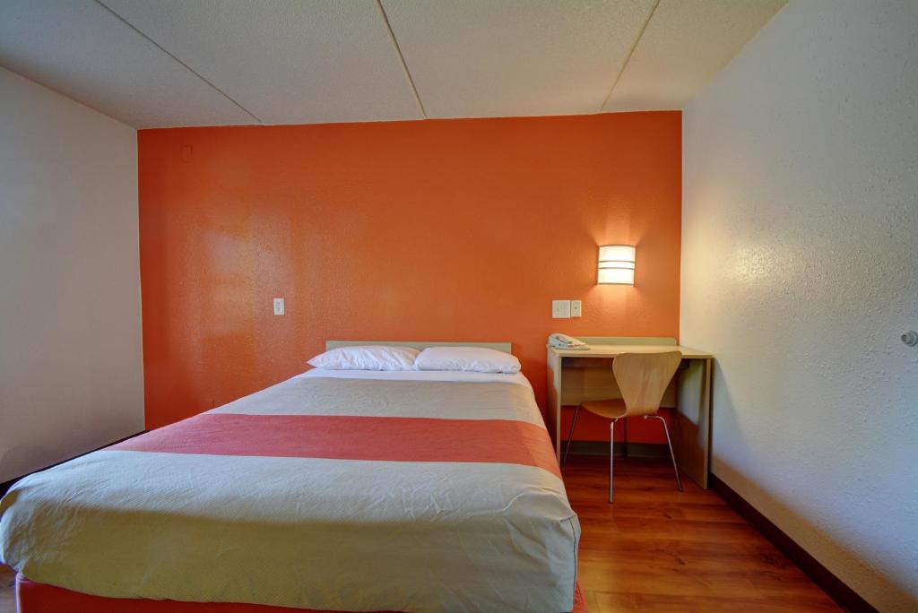 Motel 6-Chicopee MA - Springfield - image 3