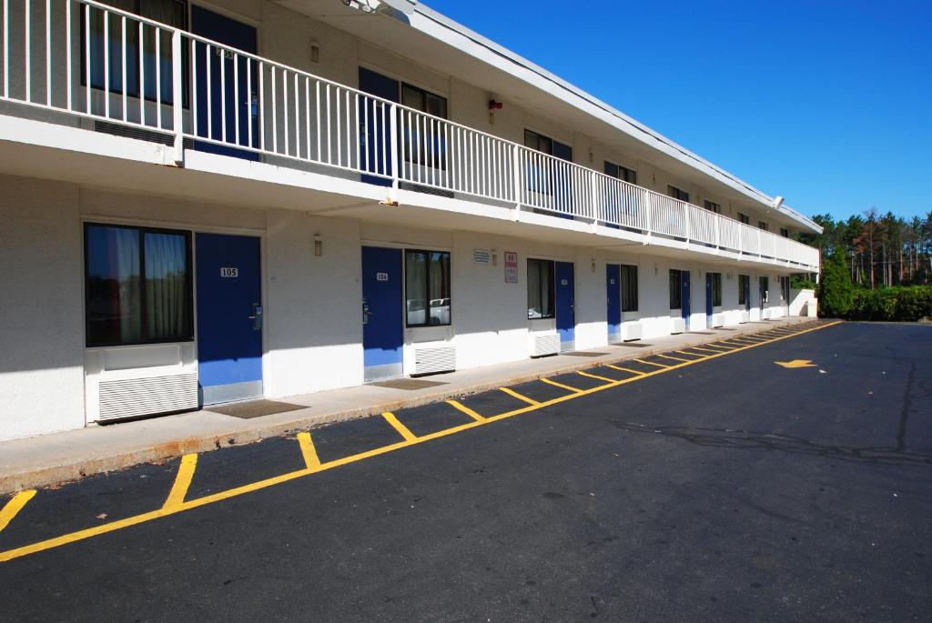 Motel 6-Chicopee MA - Springfield - image 4