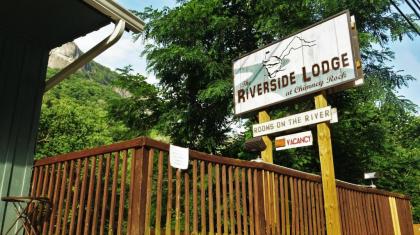 Riverside Lodge at Chimney Rock - image 2