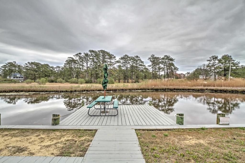 Quaint Chincoteague Island Hideaway with 2 Porches! - image 3