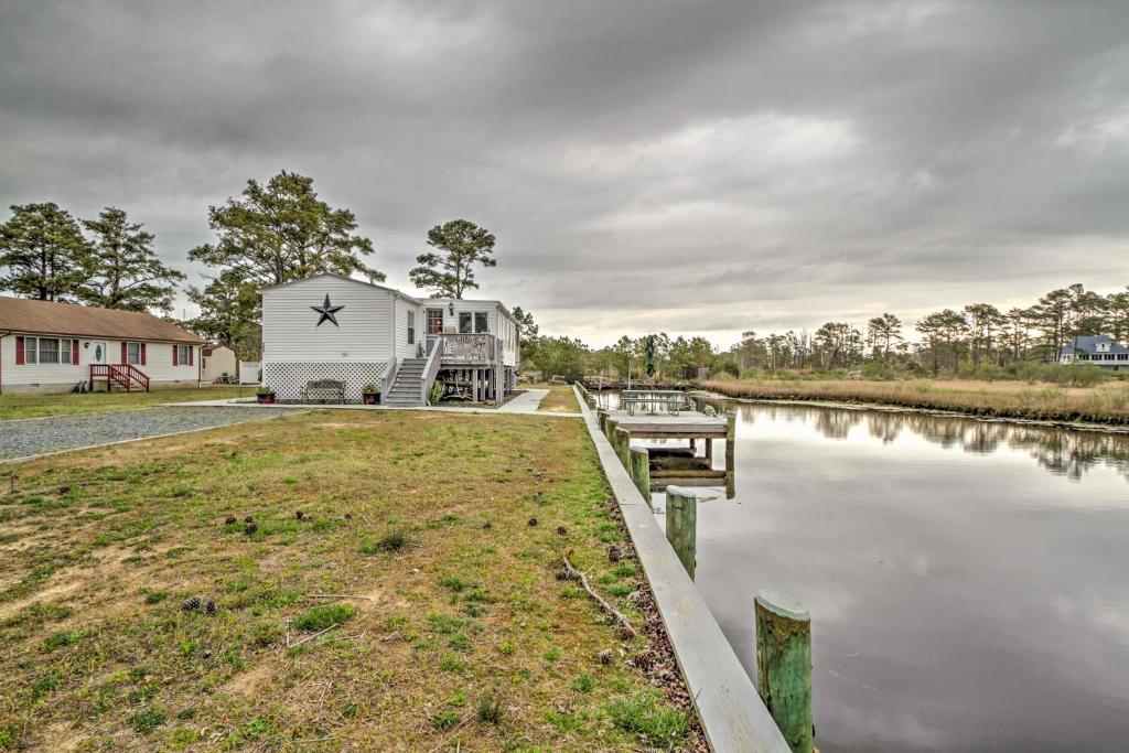 Quaint Chincoteague Island Hideaway with 2 Porches! - image 4