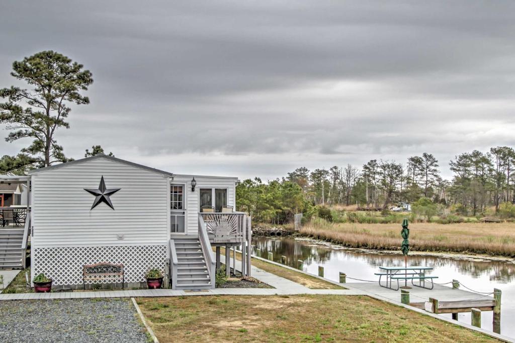 Quaint Chincoteague Island Hideaway with 2 Porches! - image 5