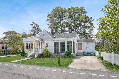 Creekside Cottage with Sunroom Fire Pit & WiFi! - image 6