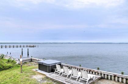 Brant Point Bayfront Bungalow with Hot Tub!