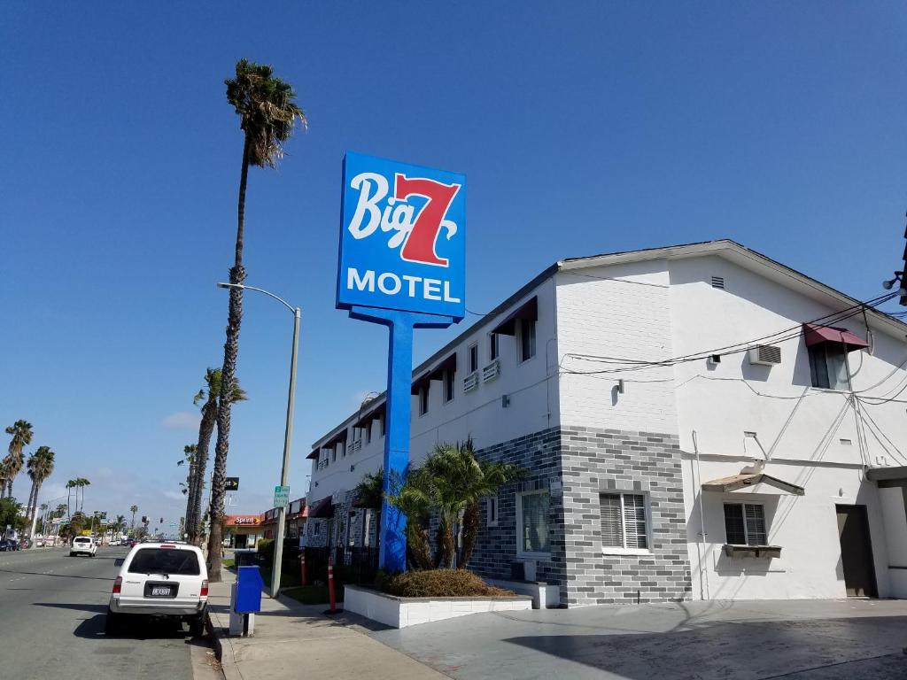 Big 7 Motel - image 2