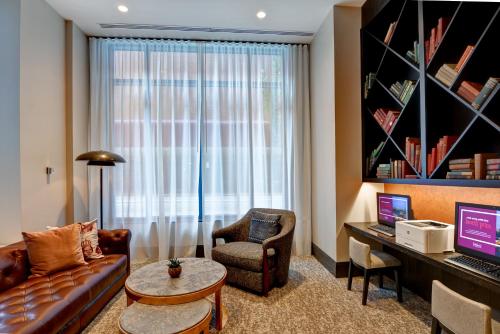 Curio Collection by Hilton The Cincinnatian Hotel - image 4