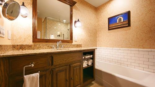 Best Western Premier Mariemont Inn - image 4