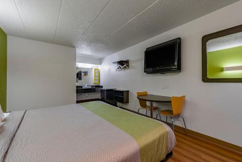 Motel 6-Cincinnati OH - Central - Norwood - image 5