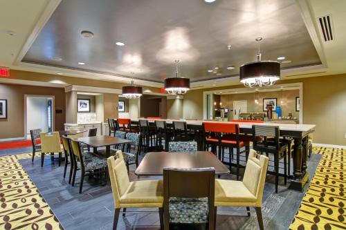 Hampton Inn and Suites Cincinnati - Downtown - image 2