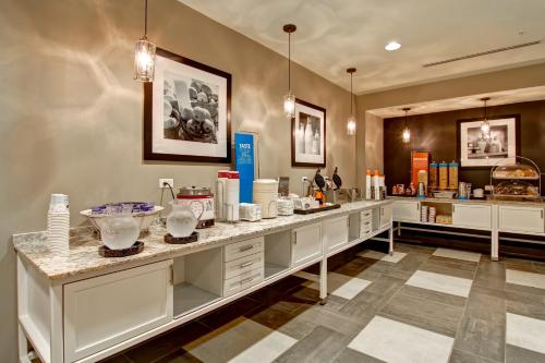 Hampton Inn and Suites Cincinnati - Downtown - image 5