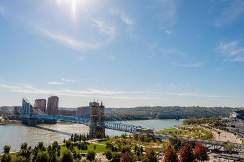 AC Hotel by Marriott Cincinnati at The Banks - image 2