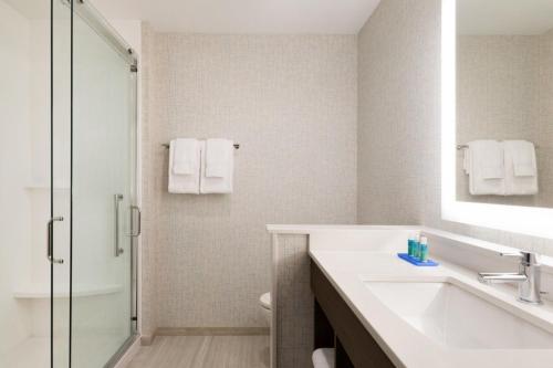 Holiday Inn Express & Suites - Cincinnati NE - Red Bank Road an IHG Hotel - image 4