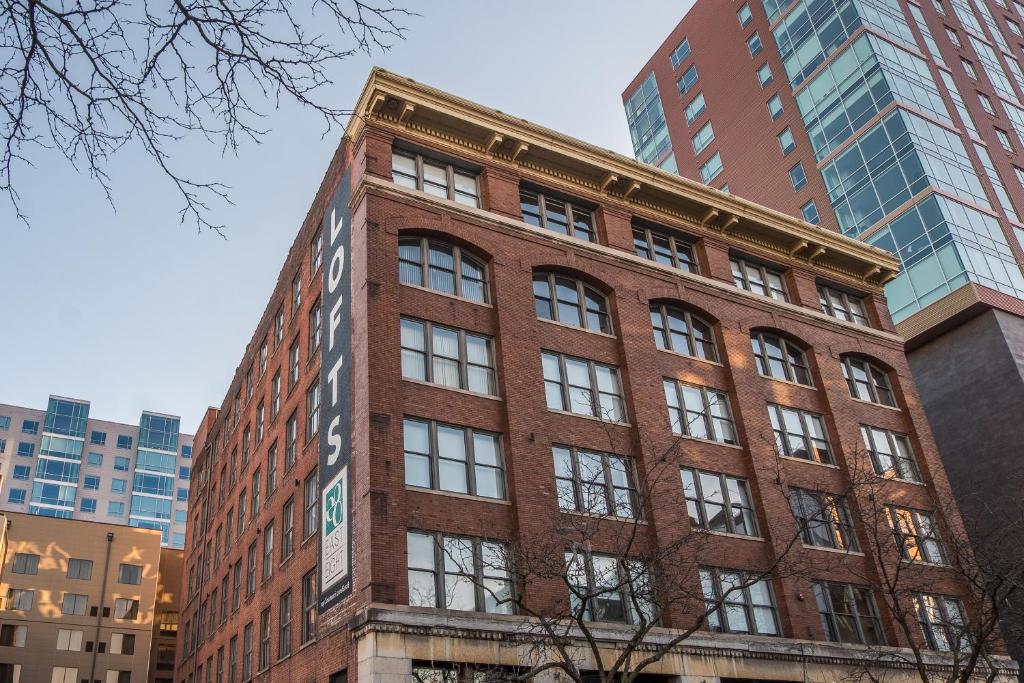 Frontdesk East 8 Loft Apts Downtown Cincinnati - image 2