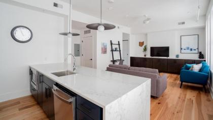 Trendy Downtown Condo - Neat Suites - image 2