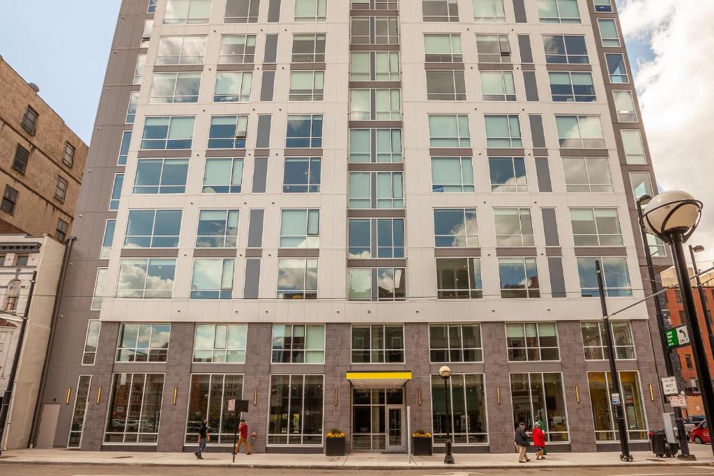 Frontdesk I The Blonde Apts Downtown Cincinnati - image 2