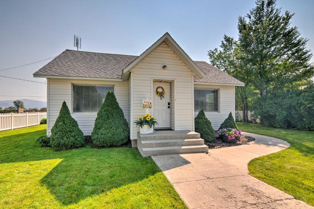 Home with Fenced Yard by 5 Mighty Natl Parks - main image