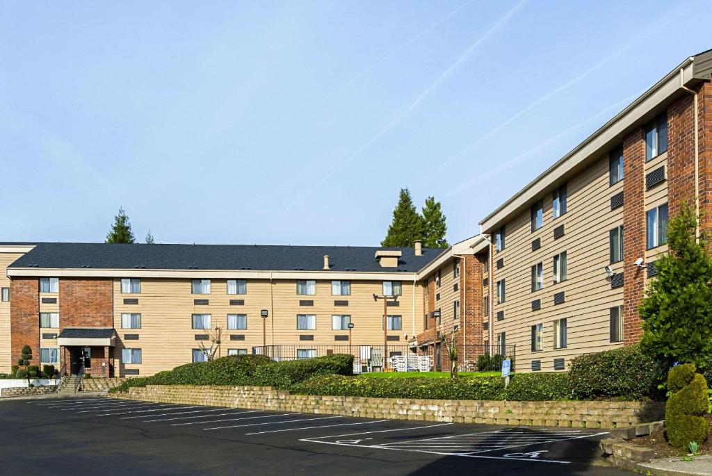 Clarion Inn & Suites Clackamas - Portland - main image