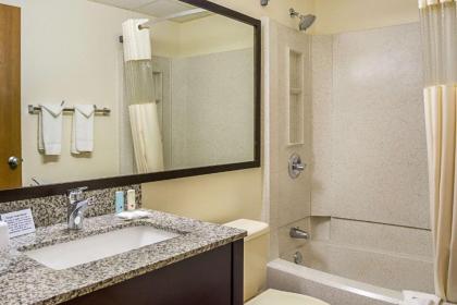 Clarion Inn & Suites Clackamas - Portland - image 14