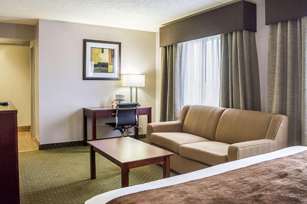 Clarion Inn & Suites Clackamas - Portland - image 2