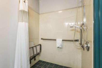 Quality Inn - image 9