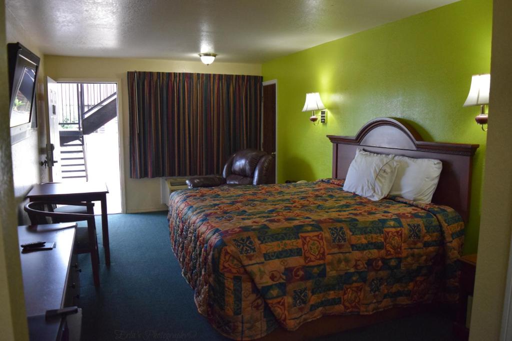 Claremore Motor Inn - image 2