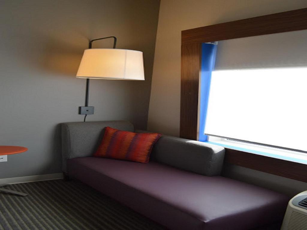 Holiday Inn Express & Suites Claremore an IHG Hotel - image 7