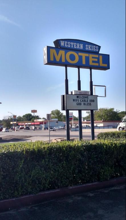 Western Skies Motel - image 2