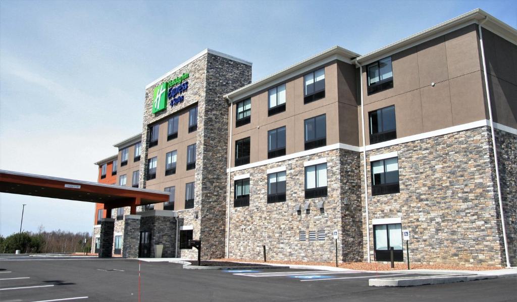 Holiday Inn Express & Suites Clarion an IHG Hotel - image 3