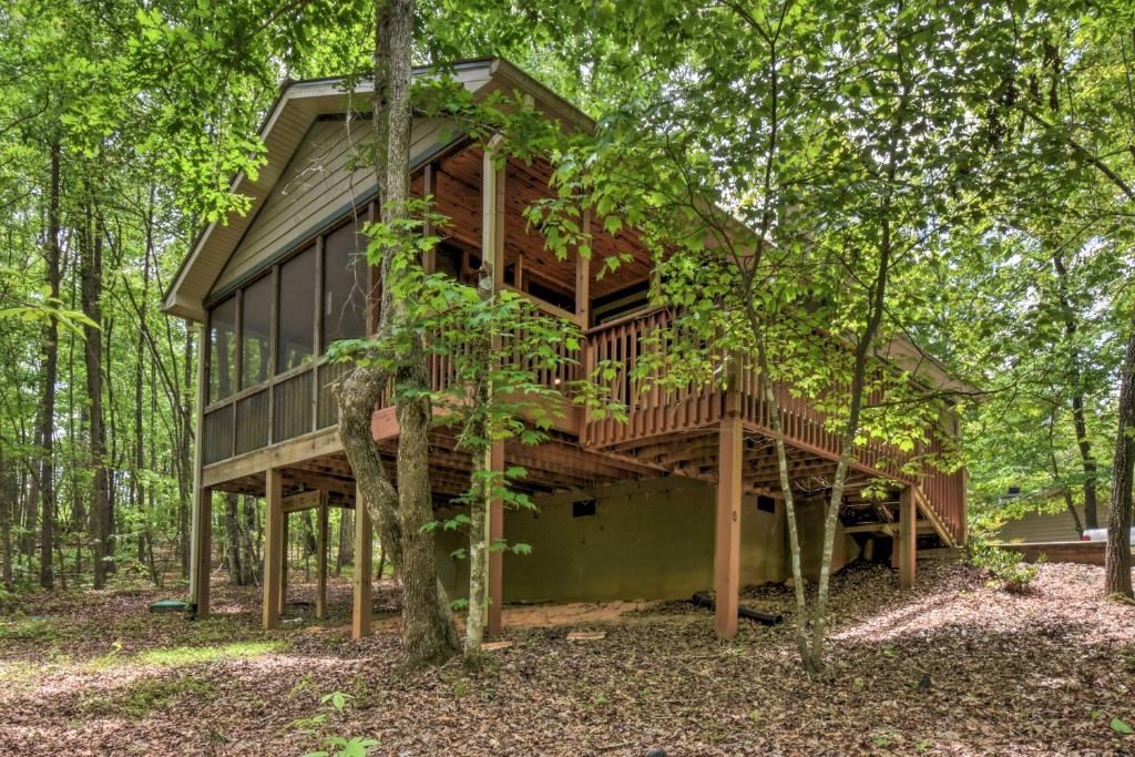 The HoneyBee Cabin Private Porch and Hot Tub - image 3