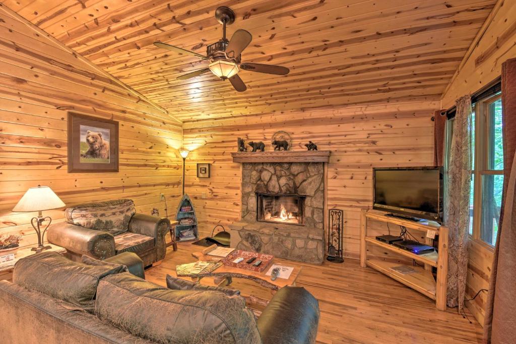 The HoneyBee Cabin Private Porch and Hot Tub - image 4