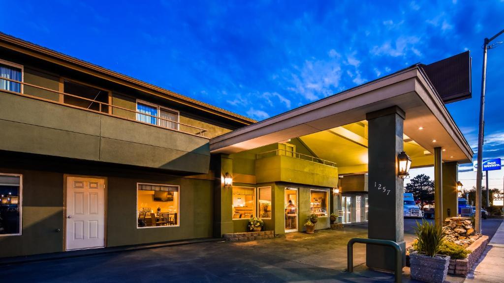 RiverTree Inn & Suites - main image