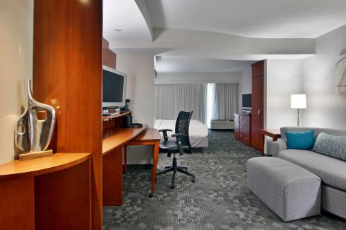 Courtyard by Marriott Clarksville - image 5