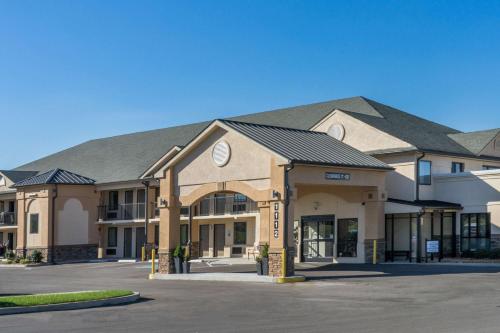 Baymont by Wyndham Clarksville - main image