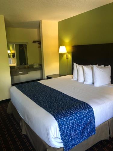 Travelodge by Wyndham Clarksville - main image