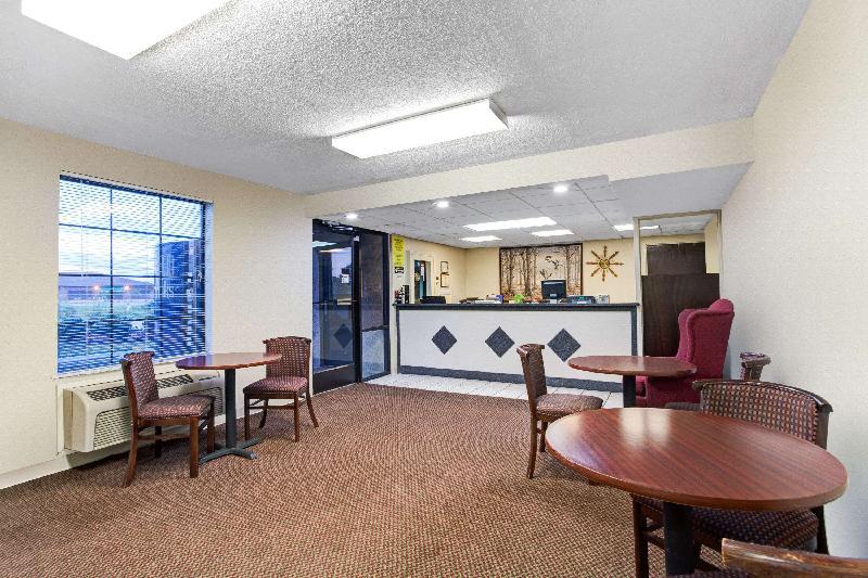 Super 8 by Wyndham Clarksville East - image 3