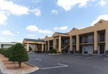 Super 8 by Wyndham Clarksville Northeast - image 5