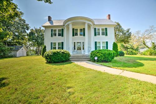 Rural and Historic Estate Home 12 Mi to Clarksville - main image