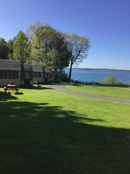 Fair Wind Motel and Cottages - image 12