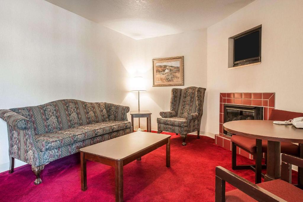 Quality Inn & Suites Mount Chalet - image 4