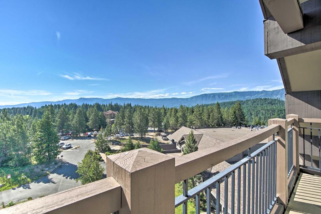 Chic Cle Elum Resort Condo with Pool and Views! - image 3