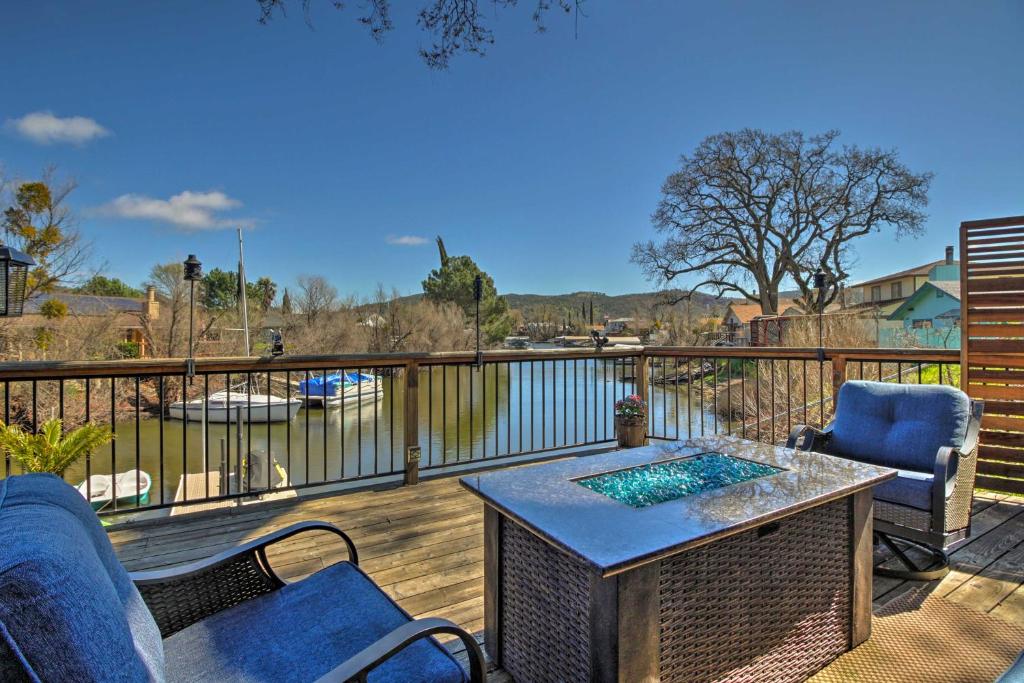 Cozy Clearlake Oaks Home with Game Room Dock and Deck! - image 4