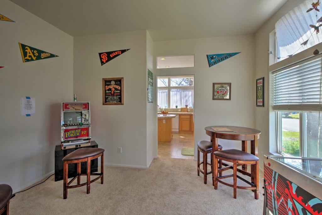 Cozy Clearlake Oaks Home with Game Room Dock and Deck! - image 7