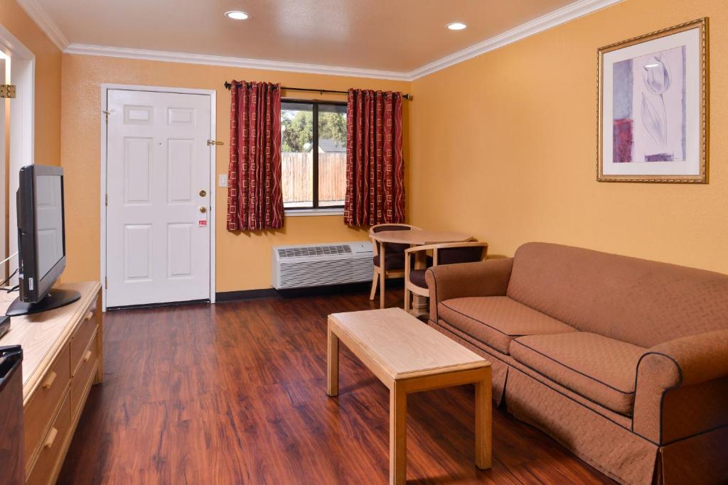 Americas Best Value Inn and Suites Clearlake - image 6