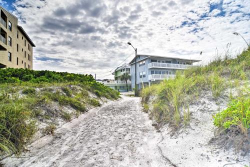 Driftwood Beach Cottage - Walk to Clearwater Bch - main image