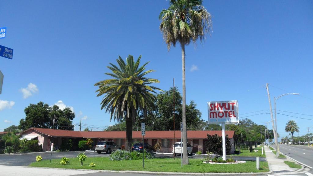 Skylit Motel - main image