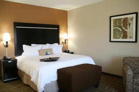 Hampton Inn & Suites Cleburne - image 2