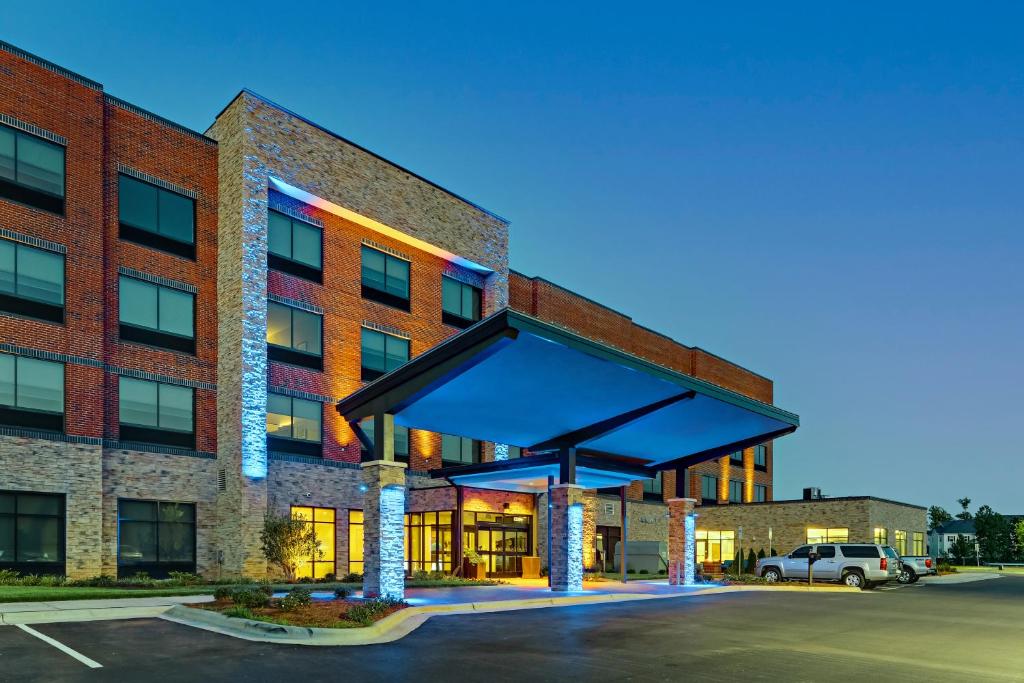 Holiday Inn Express & Suites - Winston - Salem SW - Clemmons an IHG Hotel - main image