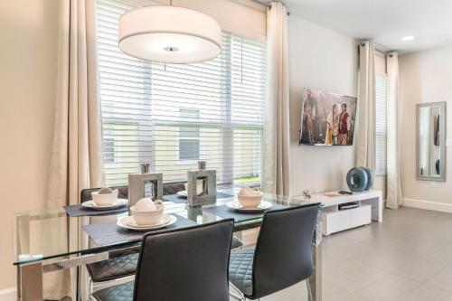 Stunning 3 bedroom townhome - image 2