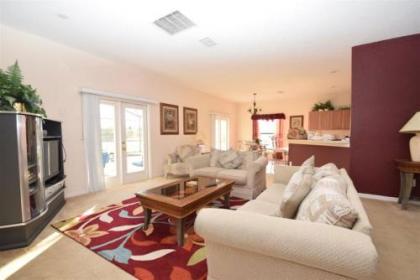 This 5 bedroom house in Higrove a perfect choice for a family vacation - image 4