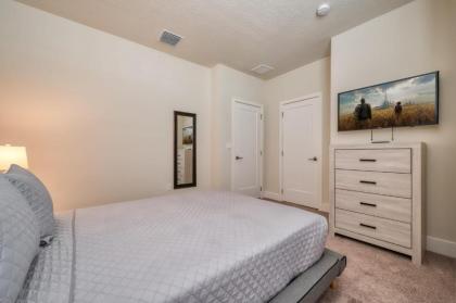 Lovely 4 Bedroom Townhome near Disney - image 16